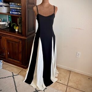 Stunning Black & White Elegantly Pleated Old Money Long Maxi Dress Fits Size S/M